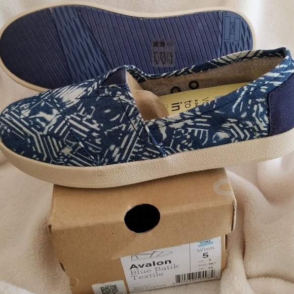 TOMS Avalon Blue Batik Textile Size 5 Women's - Picture 2 of 10